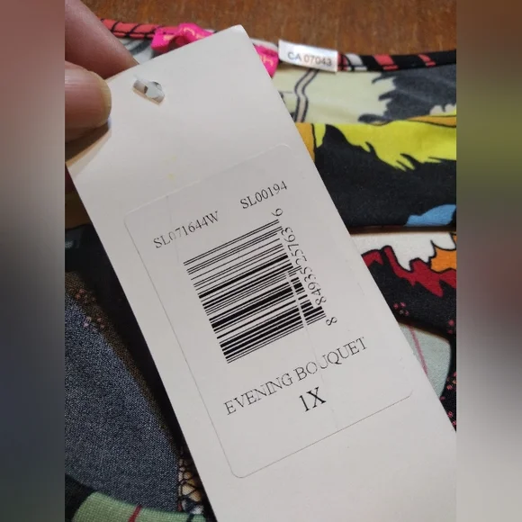 *HOST PICK* NWT Sunny Leigh Size 1X Brightly Coloured Pullover Shirt, Sh… - Picture 7 of 10